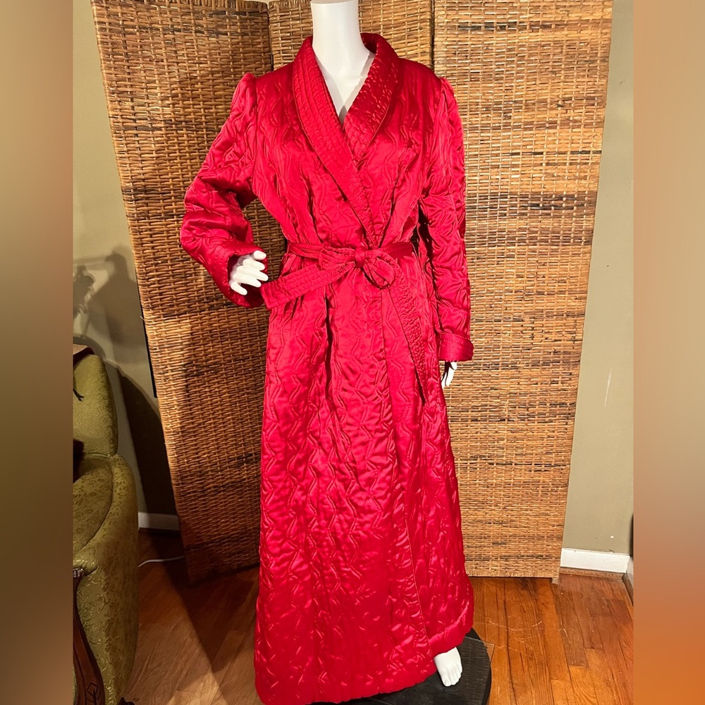 Lovely red quilted Neiman Marcus robe. Medium to large. - Picture 9 of 17